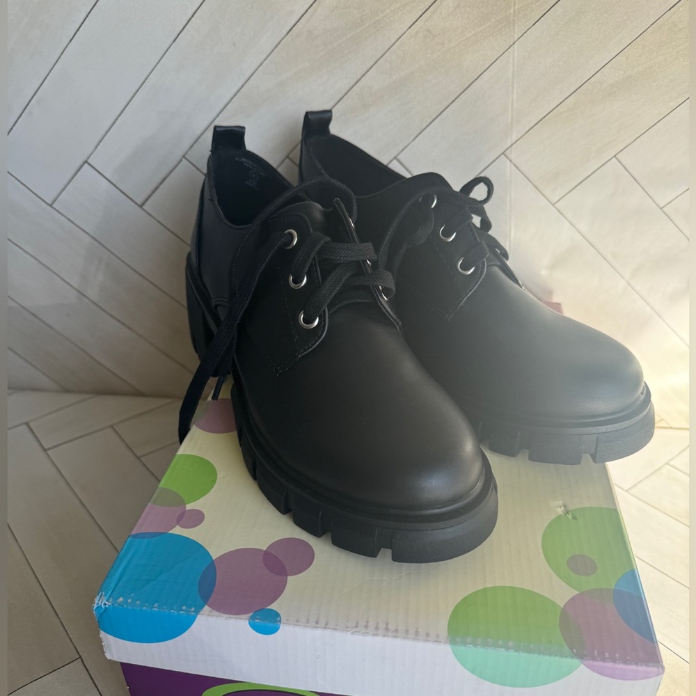 Women’s shoes size 9